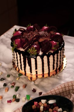 Masada lezzetli bir pasta var.