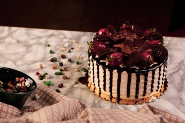 Masada lezzetli bir pasta var.