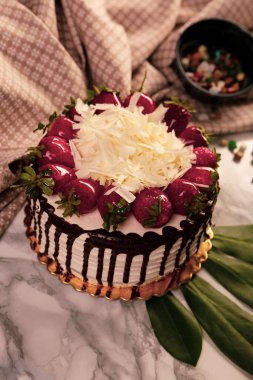 Masada lezzetli bir pasta var.