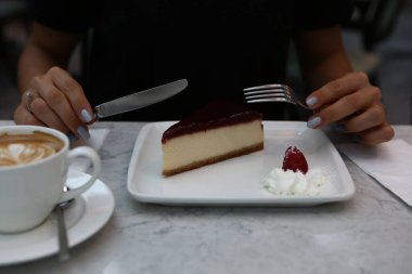 Masada lezzetli bir pasta var.