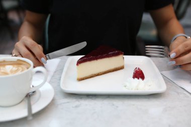 Masada lezzetli bir pasta var.