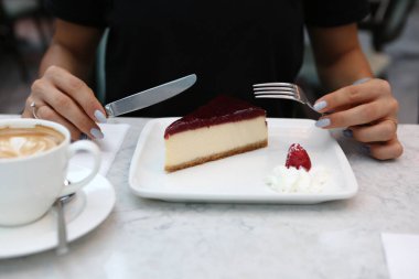 Masada lezzetli bir pasta var.