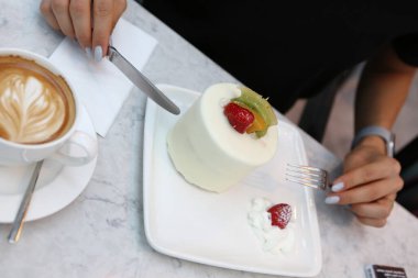 Masada lezzetli bir pasta var.