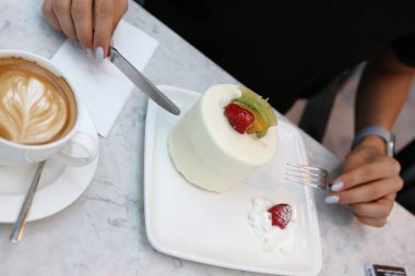 Masada lezzetli bir pasta var.