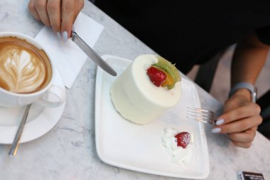 Masada lezzetli bir pasta var.