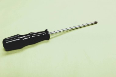 Plastik saplı tornavida.