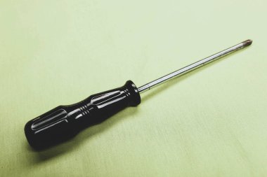 Plastik saplı tornavida.