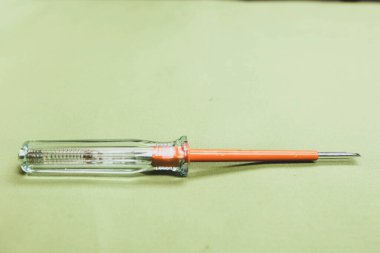 Plastik saplı tornavida.