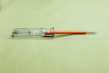 Plastik saplı tornavida.