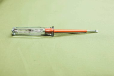 Plastik saplı tornavida.