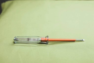 Plastik saplı tornavida.