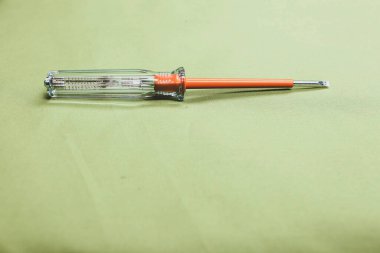 Plastik saplı tornavida.