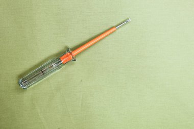 Plastik saplı tornavida.