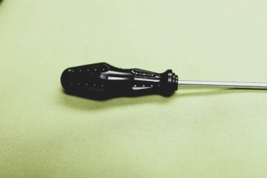 Plastik saplı tornavida.