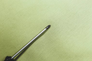 Plastik saplı tornavida.