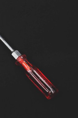 Plastik saplı tornavida.