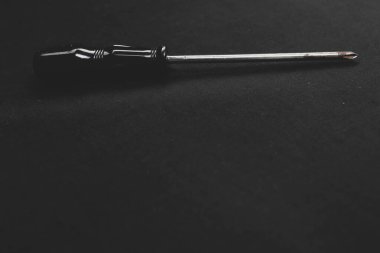 Plastik saplı tornavida.