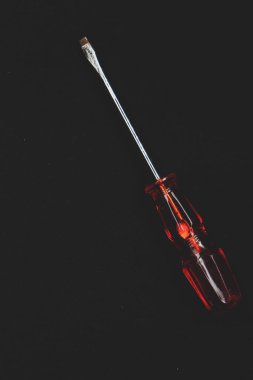 Plastik saplı tornavida.