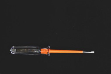 Plastik saplı tornavida.