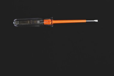 Plastik saplı tornavida.