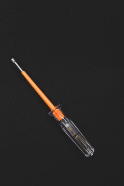 Plastik saplı tornavida.