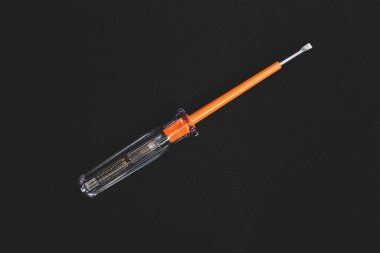 Plastik saplı tornavida.