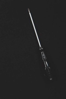 Plastik saplı tornavida.