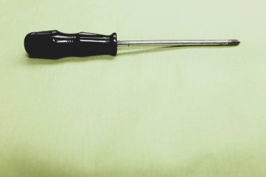 Plastik saplı tornavida.