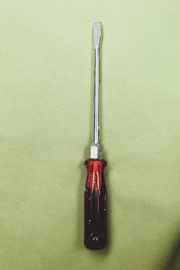 Plastik saplı tornavida.