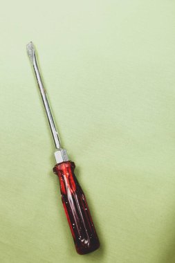 Plastik saplı tornavida.