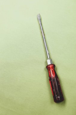 Plastik saplı tornavida.