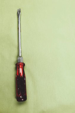 Plastik saplı tornavida.