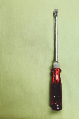 Plastik saplı tornavida.