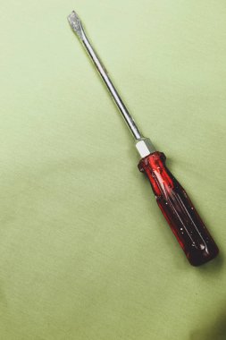 Plastik saplı tornavida.