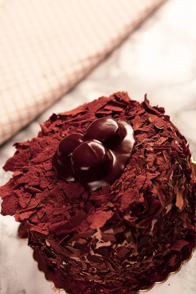 Tabuleiro Com Delicioso Bolo Mesa — Fotografia de Stock