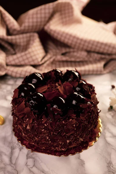 Tafel Mit Leckerem Kuchen Auf Dem Tisch — Stockfoto