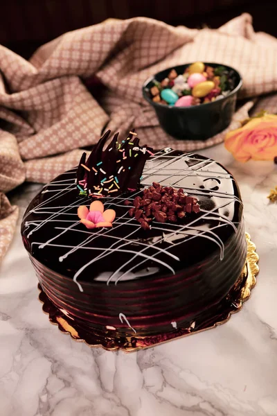 Tafel Mit Leckerem Kuchen Auf Dem Tisch — Stockfoto