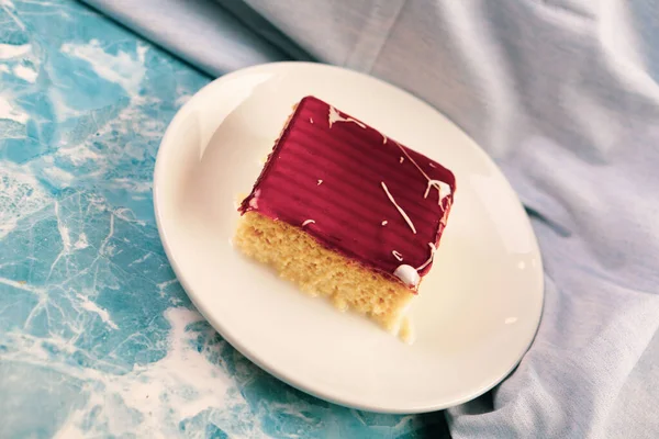 Tafel Mit Leckerem Kuchen Auf Dem Tisch — Stockfoto