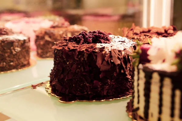 Tabuleiro Com Delicioso Bolo Mesa — Fotografia de Stock