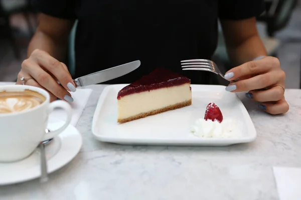 Tafel Mit Leckerem Kuchen Auf Dem Tisch — Stockfoto