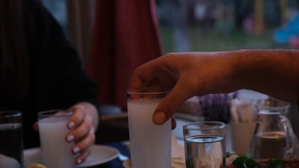 Traditioneller Türkischer Und Griechischer Esstisch Mit Einem Speziellen Alkoholgetränk Raki — Stockvideo