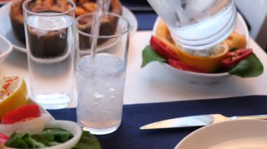 Özel Alkollü İçkili Rakılı Türk ve Yunan Geleneksel Yemek Masası. Uzo ve Türk Rakısı, Türkiye, Yunanistan, Kıbrıs ve Lübnan'da yaygın olarak tüketilen kuru anason aromalı bir aperatiftir. 