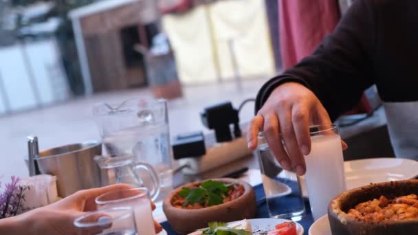 Turecký Řecký Tradiční Jídelnový Stůl Speciálním Alkohololem Nápoj Raki Ouzo — Stock video