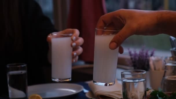 Traditioneller Türkischer Und Griechischer Esstisch Mit Einem Speziellen Alkoholgetränk Raki — Stockvideo