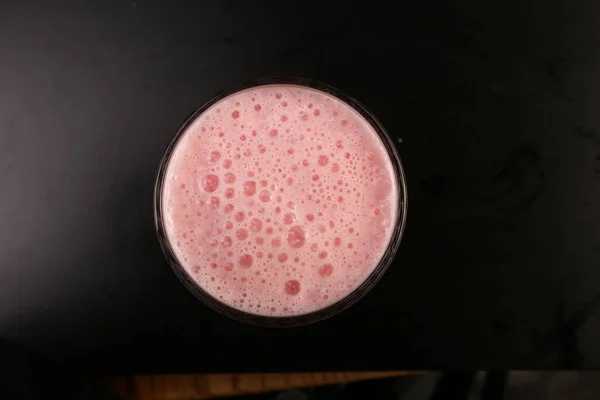 Segelas Milkshake Raspberry Dengan Krim Kocok Dan Raspberry Segar — Stok Foto