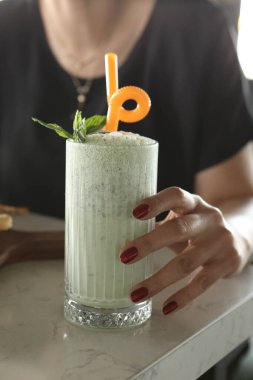 Türk Ayran içmek veya Kefir / ayran yoğurt ile yapılan.