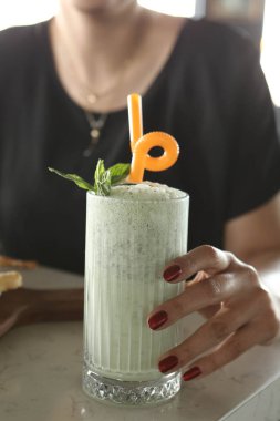 Türk Ayran içmek veya Kefir / ayran yoğurt ile yapılan.