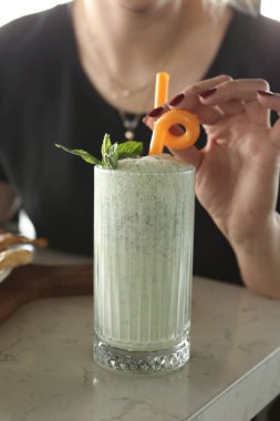 Türk Ayran içmek veya Kefir / ayran yoğurt ile yapılan.