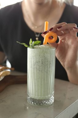 Türk Ayran içmek veya Kefir / ayran yoğurt ile yapılan.