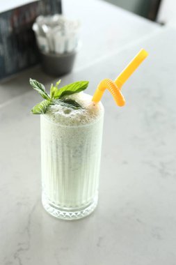 Türk Ayran içmek veya Kefir / ayran yoğurt ile yapılan.